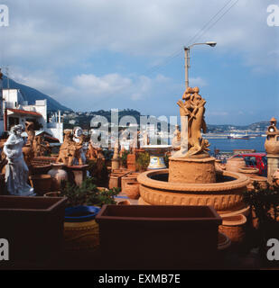 Eine Keramikwerkstatt in Casamicciola auf Ischia, Italien 1970er Jahre. Un laboratorio di ceramica in Casamicciola, Ischia, Italia degli anni settanta. Foto Stock