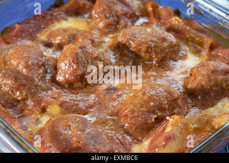 Le polpette di carne cuocere la pasta una pasta con le polpette di carne la salsa di pomodoro e cotti in forno Foto Stock