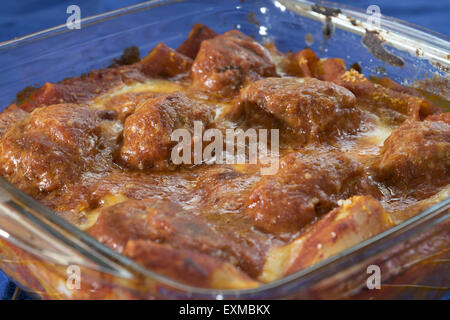 Le polpette di carne cuocere la pasta una pasta con le polpette di carne la salsa di pomodoro e cotti in forno Foto Stock