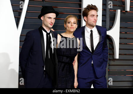 Beverly Hills, la California. Il 22 febbraio, 2015. Tom Sturridge, Sienna Miller, Robert Pattinson frequentando il Vanity Fair Oscar Party 2015 Febbraio 22, 2015 a Beverly Hills, la California. © dpa/Alamy Live News Foto Stock