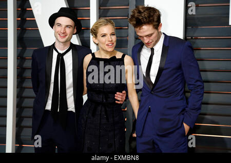 Beverly Hills, la California. Il 22 febbraio, 2015. Tom Sturridge, Sienna Miller, Robert Pattinson frequentando il Vanity Fair Oscar Party 2015 Febbraio 22, 2015 a Beverly Hills, la California. © dpa/Alamy Live News Foto Stock