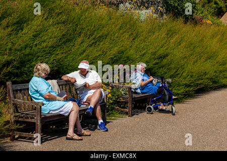 Le persone anziane rilassante sul lungomare, Eastbourne, Sussex, Regno Unito Foto Stock