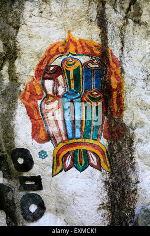 Simboli buddista su un Mani di pietra della parete di preghiera, stupa buddisti, Ghat villaggio, Parco Nazionale di Sagarmatha, distretto Solukhumbu Khumbu Foto Stock