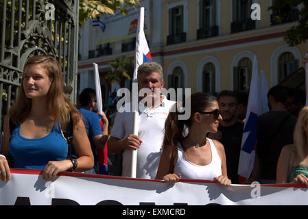 Salonicco, Grecia, 15 luglio 2015. Anti-austerità manifestanti stand davanti ai cancelli di un ministero del governo a Salonicco. I manifestanti da tutti i lavoratori militante anteriore (PAME) un comunista gruppo commerciale, occupato il ministero della Macedonia e Grecia settentrionale, un dipartimento del governo in base a Salonicco, in protesta per le nuove misure di austerità concordato nel bailout Credito: Orhan Tsolak/Alamy Live News Foto Stock