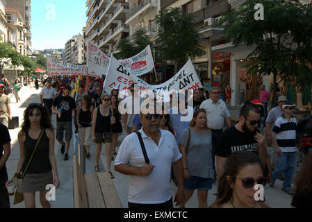 Salonicco, Grecia, 15 luglio 2015. Manifestanti marzo a Salonicco, Grecia settentrionale, contro le nuove misure di austerità che il Parlamento voterà stasera. Il principale settore pubblico ADEDY unione ha anche chiamato 24 ore di sciopero oggi per sollecitare MP non torna questo terzo bailout. Credito: Orhan Tsolak/Alamy Live News Foto Stock