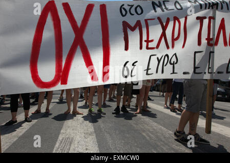 Salonicco, Grecia, 15 luglio 2015. Manifestanti marzo a Salonicco, Grecia settentrionale, contro le nuove misure di austerità che il Parlamento voterà stasera. Il principale settore pubblico ADEDY unione ha anche chiamato 24 ore di sciopero oggi per sollecitare MP non torna questo terzo bailout. Credito: Orhan Tsolak/Alamy Live News Foto Stock