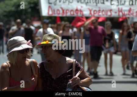 Salonicco, Grecia, 15 luglio 2015. Manifestanti marzo a Salonicco, Grecia settentrionale, contro le nuove misure di austerità che il Parlamento voterà stasera. Il principale settore pubblico ADEDY unione ha anche chiamato 24 ore di sciopero oggi per sollecitare MP non torna questo terzo bailout. Credito: Orhan Tsolak/Alamy Live News Foto Stock