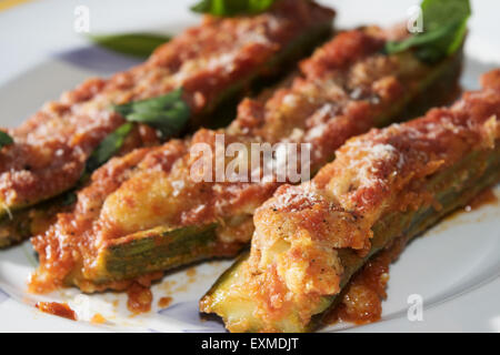 Zucchine ripiene con ripieno di tonno e mescolare-fritte in forno Foto Stock