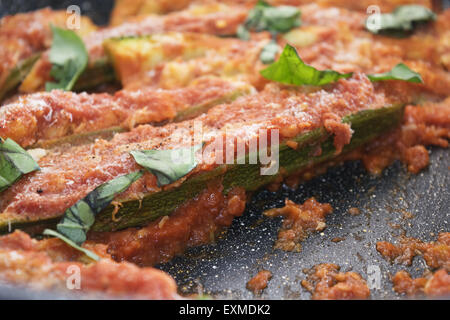 Zucchine ripiene con ripieno di tonno e mescolare-fritte in forno Foto Stock