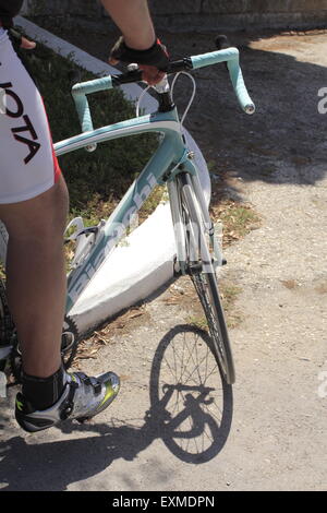 Bike scheletro anteriore e silhouette di esso sul terreno. Lemnos o isola di Limnos, Grecia. Foto Stock
