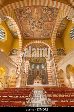 Gerusalemme - la navata della Chiesa Evangelica Luterana di ascensione sul Monte degli Ulivi. Foto Stock