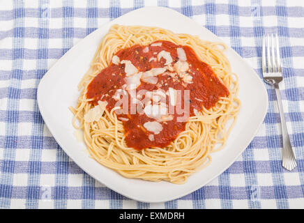 Un quadrato piatto di spaghetti con sugo di pomodoro e formaggio parmigiano Foto Stock