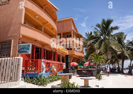 Spindrift Hotel e la spiaggia di San Pedro, Ambergris Caye, Belize, America centrale. Foto Stock