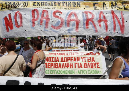 Atene, Grecia. Il 15 luglio 2015. Protester tenere premuto su un banner di cui l'Unione anti-austerità protesta. Il banner è lo slogan della guerra civile spagnola 'no pasaran' su di esso. I sindacati greci hanno chiamato per una 24 ore di sciopero il giorno, il Parlamento greco è di andare a votare sulle nuove misure di austerità, i creditori della Grecia hanno imposto come condizione per l'avvio della discussione sul terzo programma di salvataggio per la Grecia. Credito: Michael Debets/Pacific Press/Alamy Live News Foto Stock