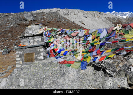 Memoriali e lapidi per gli scalatori e gli sherpa che sono morti su Everest, Dughla Thokla Pass, Parco Nazionale di Sagarmatha, UNESCO Foto Stock