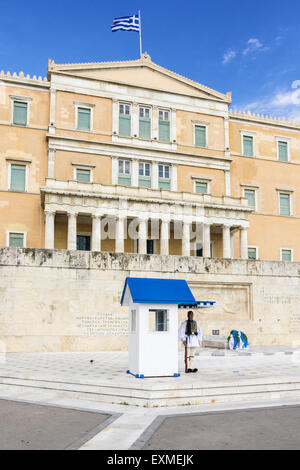 Evzone greco guard fuori la Casa del Parlamento e la tomba del Milite Ignoto, Atene, Grecia Foto Stock