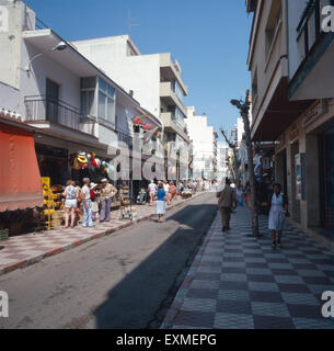 Eine Reise nach Fuengirola an der Costa del Sol, Andalusien, Spanien 1980er Jahre. Un viaggio a Fuengirola in Costa del Sol, Andalusia; Spagna degli anni ottanta. Foto Stock