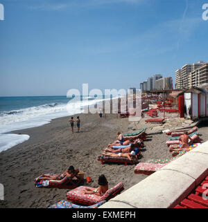 Badeurlaub in Fuengirola an der Costa del Sol, Andalusien, Spanien 1980er Jahre. Vacanza sulla Spiaggia di Fuengirola a Costa del Sol, Andalusia; Spagna degli anni ottanta. Foto Stock