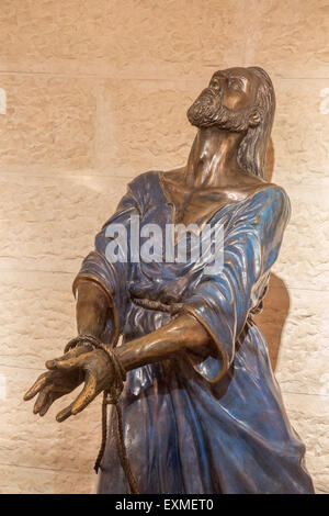 Gerusalemme - La statua in bronzo di Servus Domini (il servo del Signore) nella chiesa di San Pietro in Gallicantu Foto Stock