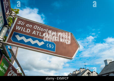 Seguire le indicazioni per Atlantica selvaggia in modo Dungloe o Dunglow un Gaeltacht città della Contea di Donegal, Irlanda. Foto Stock