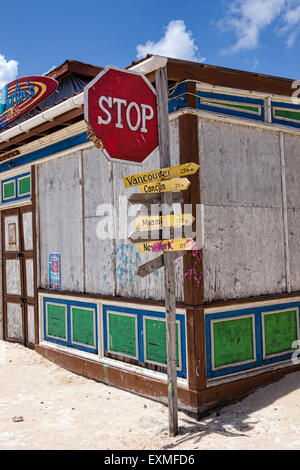 Divertente strada segno sulla spiaggia-strada anteriore in San Pedro, Ambergris Caye, Belize, America centrale. Foto Stock