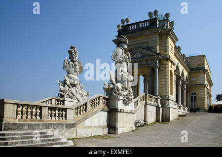 Schonbrunn gloriette padiglione barocco statue vienna austria Foto Stock