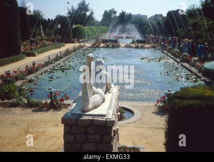 Besichtigung der Gärten des Alcázar de los Reyes Cristianos in Córdoba, Andalusien, Spanien 1980er Jahre. Visita dei giardini di Alcázar de los Reyes Cristianos in Córdoba, Andalusia, Spagna degli anni ottanta. Foto Stock