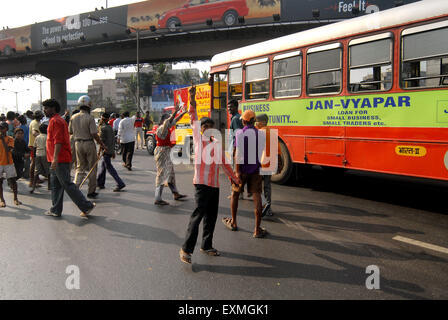 Comunità Dalit resort di proteste violente ; Bombay ora Mumbai ; Maharashtra ; India Foto Stock