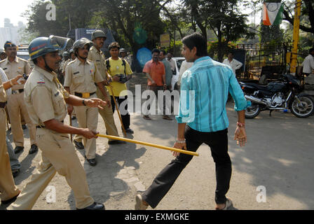 Personale di polizia lathi carica contro un dalit rioter Bhandup comunità Dalit resort violente proteste Mumbai Foto Stock