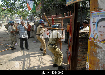 Personale di polizia lathi carica contro un dalit rioter Bhandup nella comunità Dalit resort di proteste violente Mumbai Foto Stock