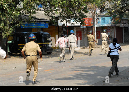 Personale di polizia lathi carica contro i dalit rioter Bhandup comunità Dalit resort di proteste violente Mumbai Foto Stock