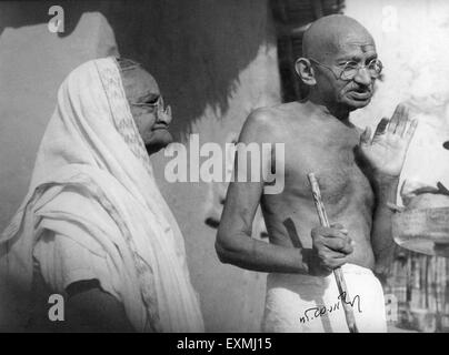 Il Mahatma Gandhi e Kasturba Gandhi a Sevagram Ashram ; Gennaio 1942 n. MR Foto Stock