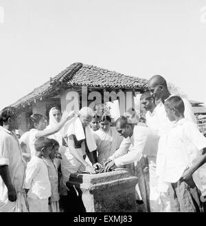 Il Mahatma Gandhi impianti un tulsi albero a Sevagram Ashram ; 1946; c Durga Mehta ; 2a l del Mahatma Gandhi Abha Gandhi n. MR Foto Stock