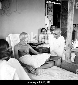 Il Mahatma Gandhi parlando con Chakraborty Rajagopalachari nella sua capanna a Sevagram Ashram ; 1942; c Premabehn Kantak n. MR Foto Stock