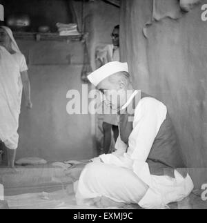 Pandit Jawaharlal Nehru, Sevagram Ashram, Sewagram, Wardha, Nagpur, Maharashtra, 1940, India, Asia, vecchia immagine del 1900 Foto Stock