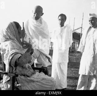Il dott. Das ; Shankaran e il Mahatma Gandhi parlando con Jankidevi Bajaj a Sevagram Ashram ; 1941 n. MR Foto Stock
