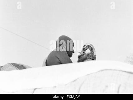 Il Mahatma Gandhi parlando in un microfono durante la riunione del congresso a Ramgarh ; 1939 ; India n. MR Foto Stock
