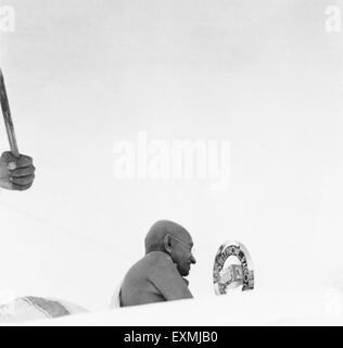 Il Mahatma Gandhi parlando in un microfono durante la riunione del congresso a Ramgarh ; 1939 ; India n. MR Foto Stock