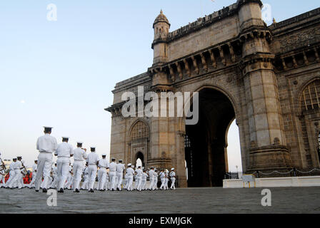 Marina militare indiana banda musicale eseguire battendo il ritiro al Gateway of India in Mumbai Bombay; Maharashtra, India Foto Stock