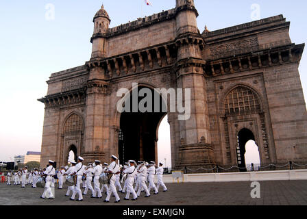 Marina militare indiana banda musicale eseguire battendo il ritiro al Gateway of India in Mumbai Bombay; Maharashtra, India Foto Stock