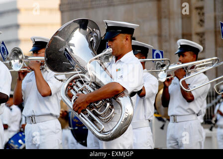 Marina militare indiana banda musicale eseguire battendo il ritiro al Gateway of India in Mumbai Bombay; Maharashtra, India Foto Stock