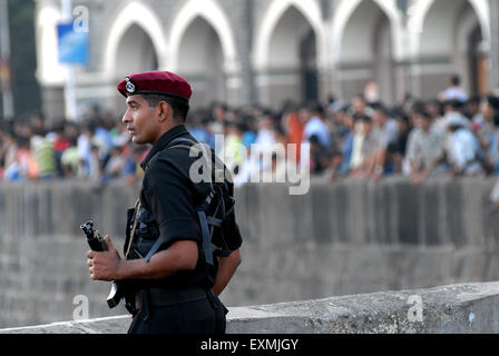 Guardia della Marina indiana ; porta d'India ; Apollo Bunder ; Colaba ; Bombay ; Mumbai ; Maharashtra ; India ; Asia ; Asiatico ; indiano Foto Stock