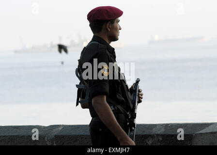 Marina indiana commando prendere guardia navale come banda musicale eseguire battendo il ritiro al Gateway of India Mumbai Maharashtra Foto Stock