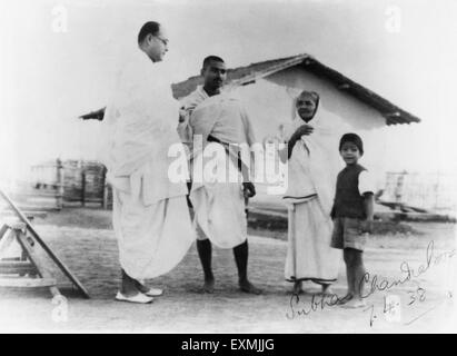 Subhas Chandra Bose ; Kanu Gandhi ; Kasturba Gandhi e Kahandas nella parte anteriore del Mahatma Gandhi capanna a Sevagram Ashram Foto Stock