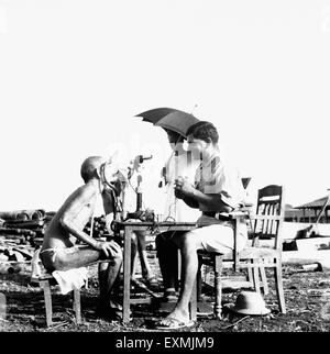 Parchure Shistri, lebbra paziente sanscrito studioso in esame, Sevagram Ashram, Sewagram, Wardha, Nagpur, Maharashtra, 1940, India, Asia, vecchia immagine del 1900 Foto Stock