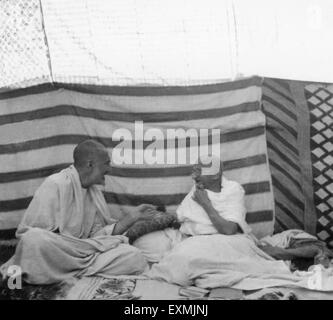 Khan Abdul Gaffar Khan parlando con Mahatma Gandhi durante le province di frontiera nord-ovest Afghanistan vecchio quadro d'annata 1900s Foto Stock