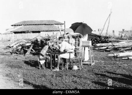 Il Mahatma Gandhi osservando l'esame di Parshure Shastri dal dottor Das a Sevagram Ashram ; 1941 n. MR Foto Stock