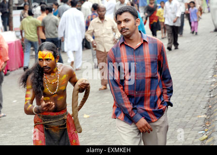 Un mendicante chiedere elemosina da fustigazione se stesso con una corda a Bombay ora Mumbai ; Maharashtra ; India Foto Stock