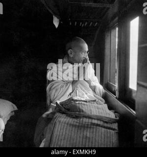 Mahatma Gandhi ; salutare la gente attraverso la finestra di un treno ; 1940, India, Asia, vecchia immagine del 1900 Foto Stock