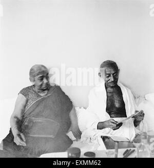 Il Mahatma Gandhi e Sarojini Naidu a Birla House ; Mumbai ; 1944 n. MR Foto Stock